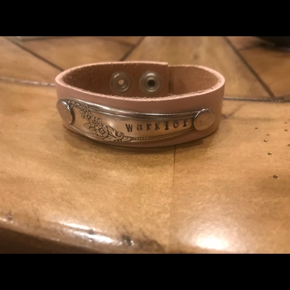 Stamped vintage spoon on leather bracelet - Picture 2 of 5